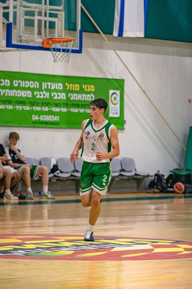 שחקן כדורסל חוזר לאחור באמצע המשחק